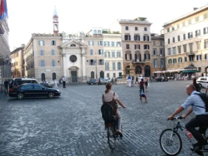 Piazza Farnese – šarmantni mali trg