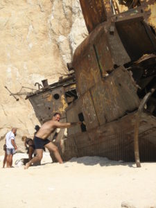 Vraćanje broda u more - Navagio