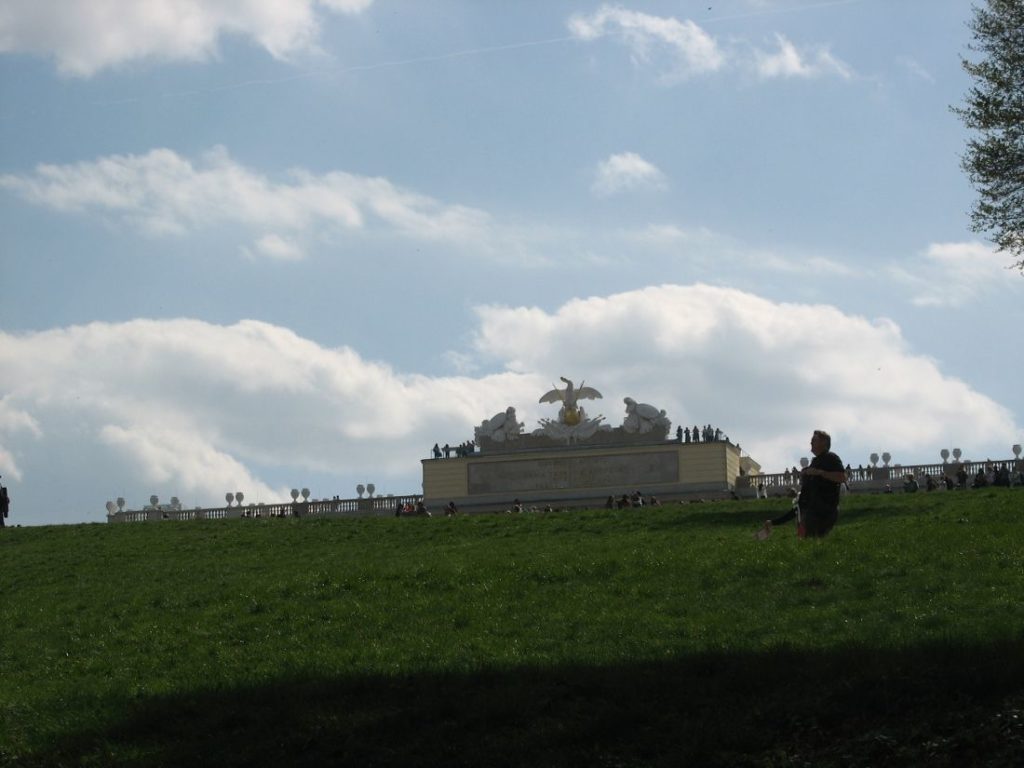 Ljudi-se-odmaraju-ispred-Gloriette