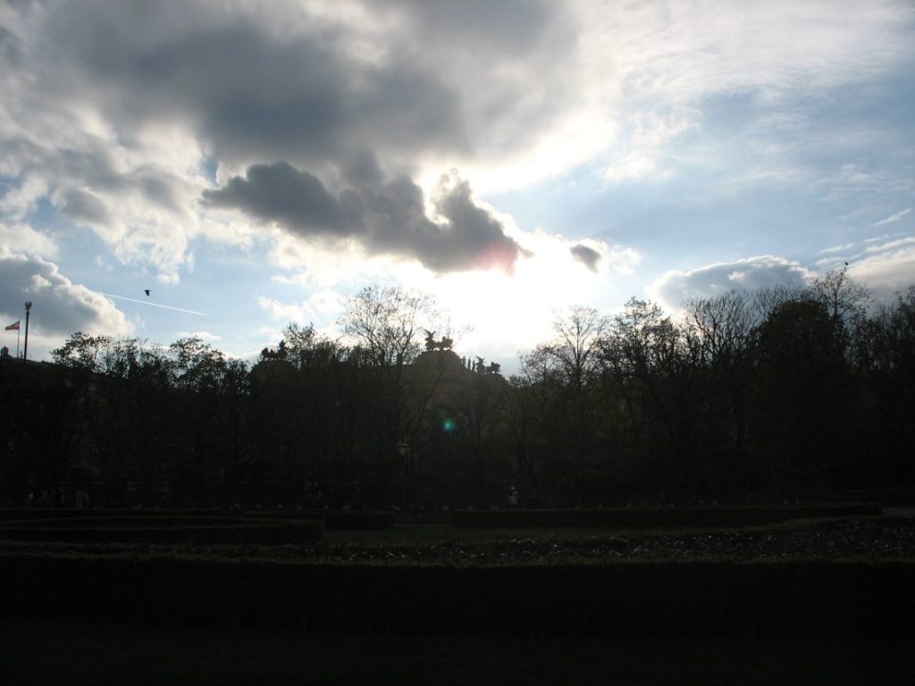 Nebo-nad-Parlamentom-iz-Volksgartena