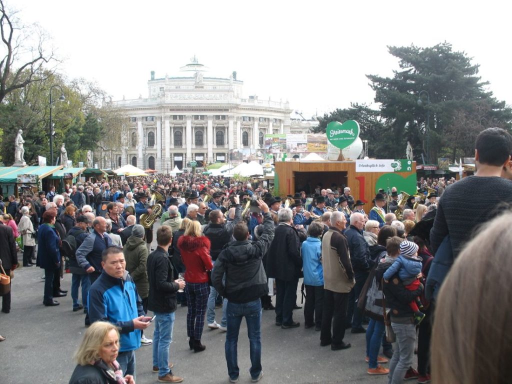 Pogled-na-pozorište-sa-Rathausa