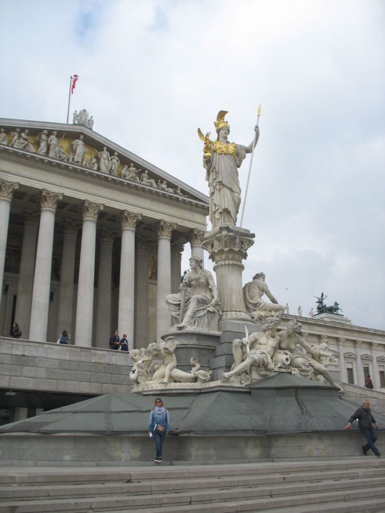 Statua-ispred-Parlamenta