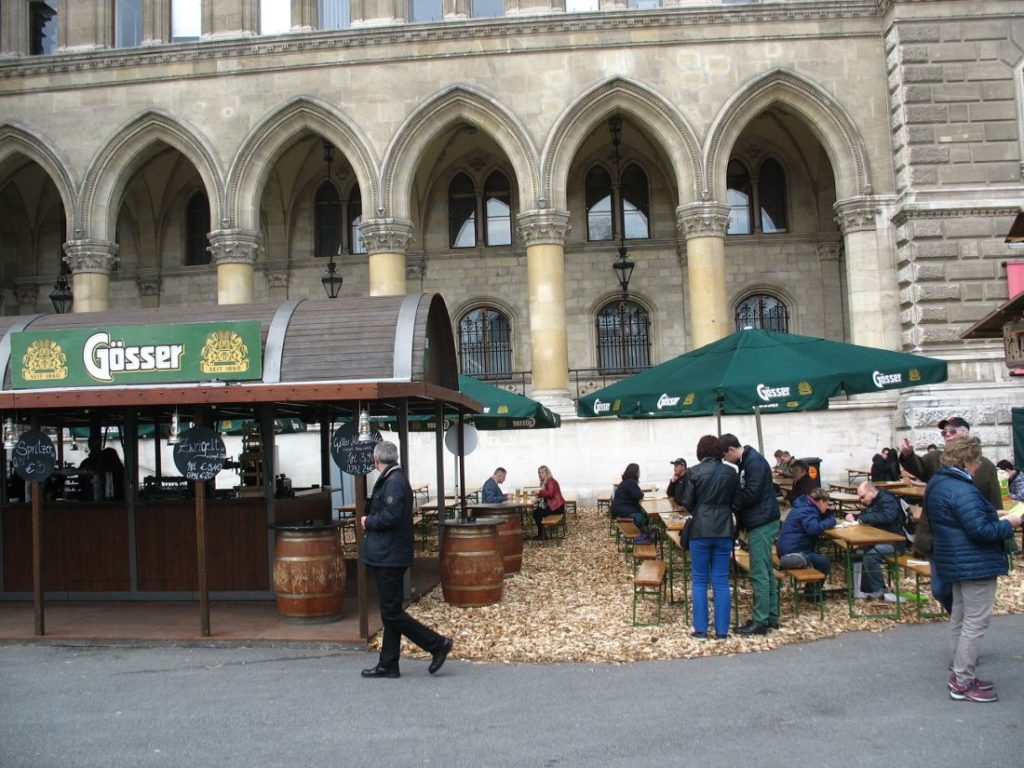 Uskršnji-sajam-ispred-Rathausa