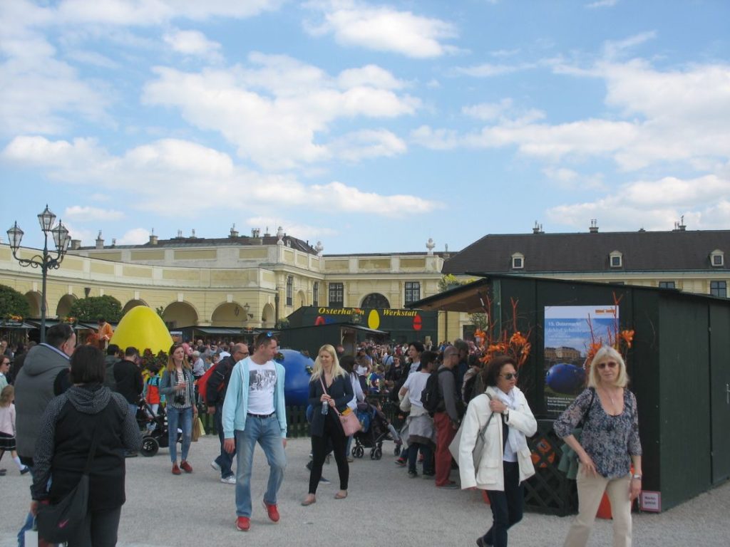 Uskršnji-sajam-ispred-Šenbruna