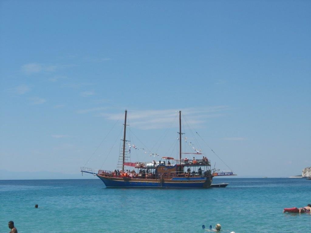 Brod na Aliki plaži