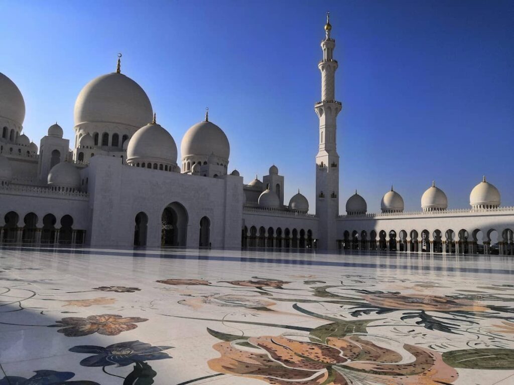 Dvorište Velike Džamije Šeika Zayeda