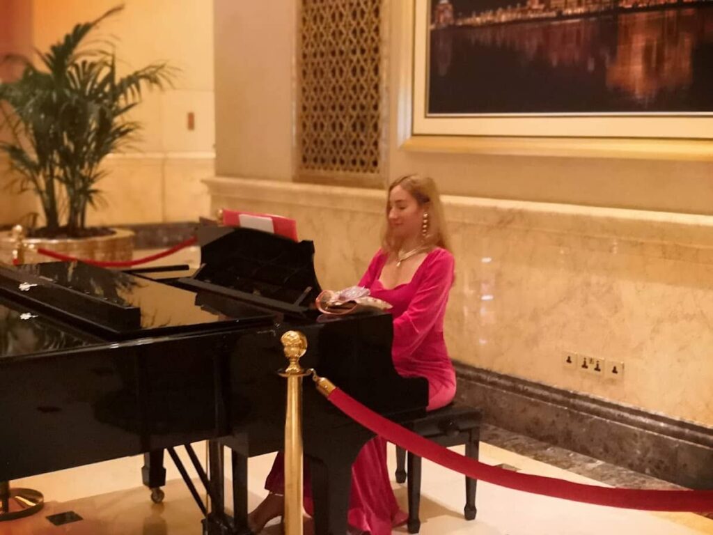 Pijanistkinja u Emirates Palati