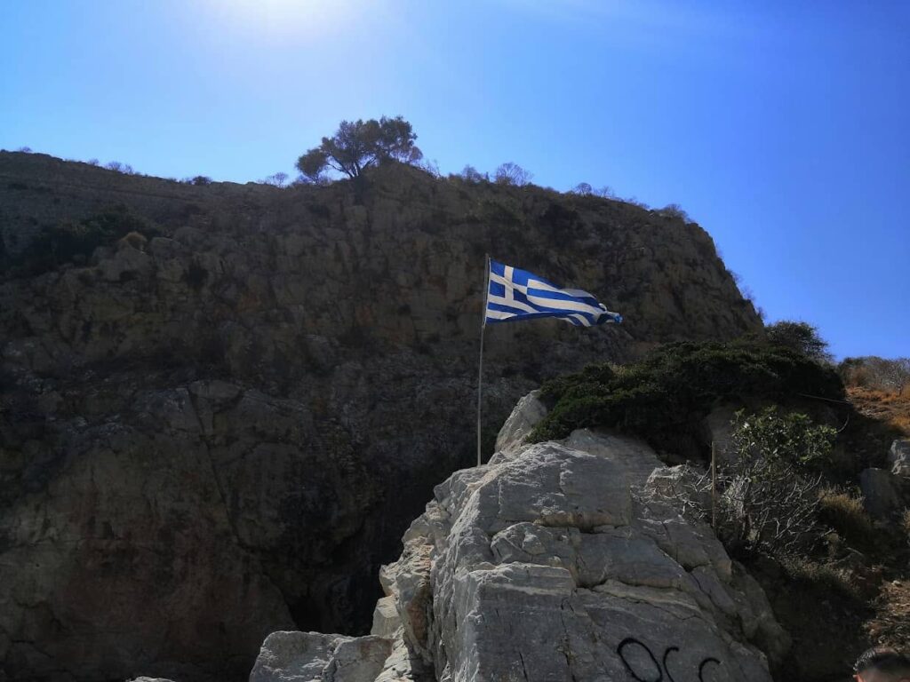 Grčka zastava na Paleokastro plaži