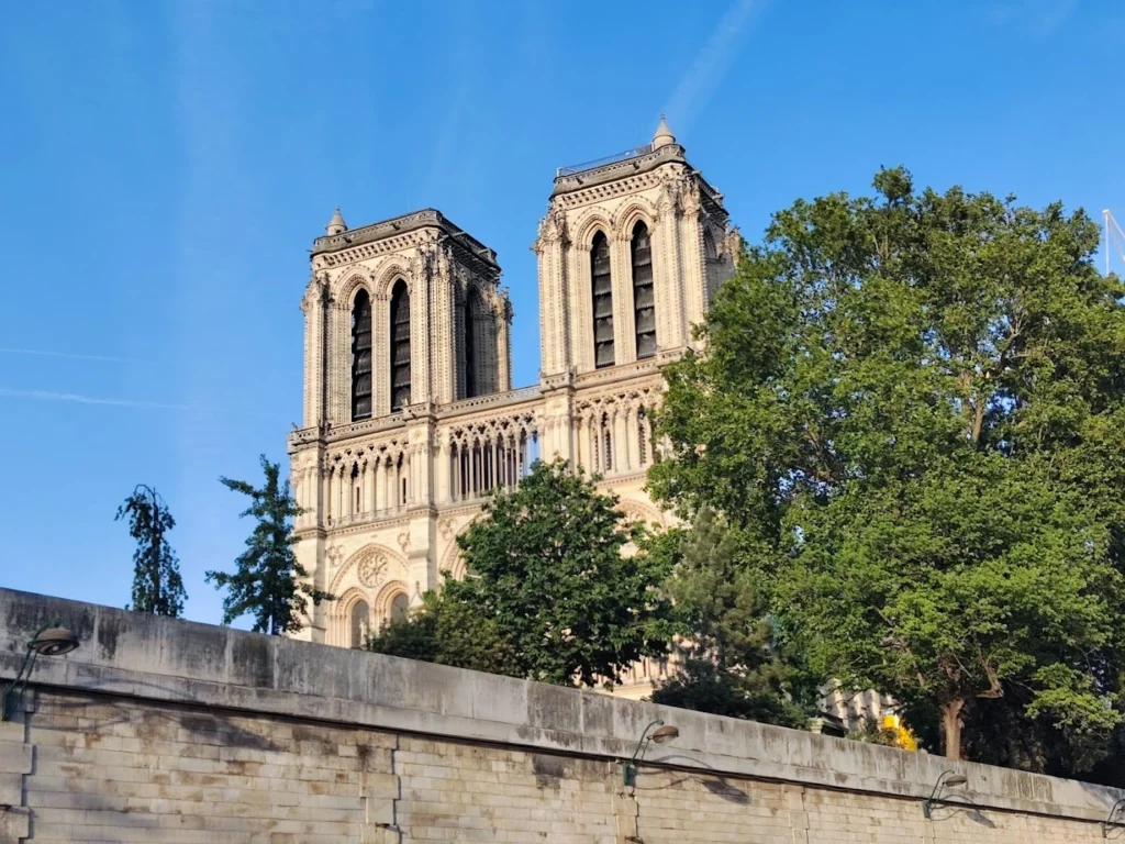 Notre Dame sa reke