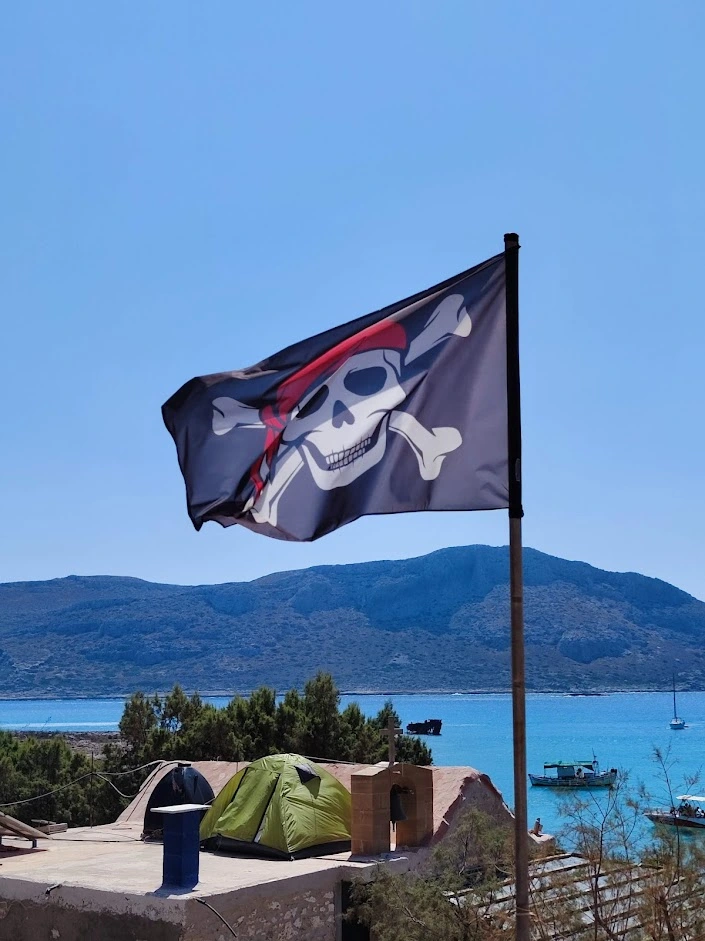 Piratska zastava na Gramvusi