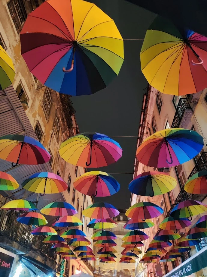 Kišobrani u pink ulici