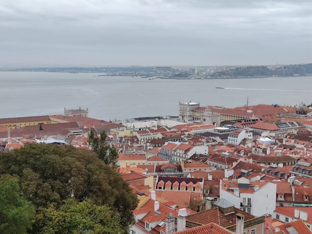 Pogled na centar Lisabona sa tvrđave