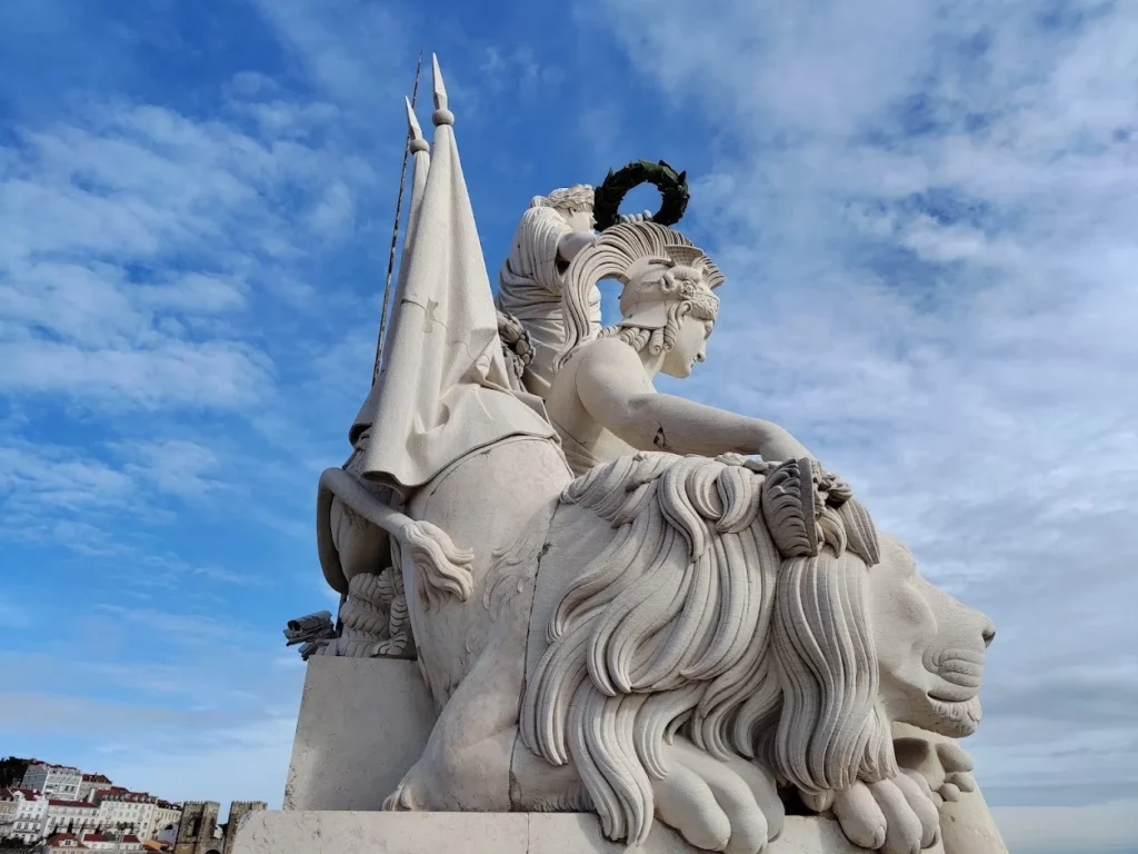 Statua na vrhu trijumfalne kapije