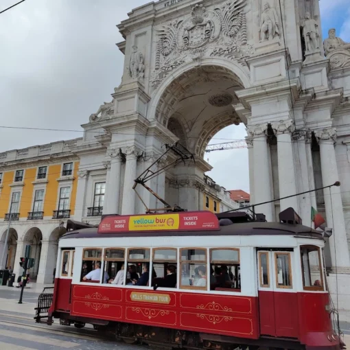 Tramvaj 28 ispred trijumfalne kapije