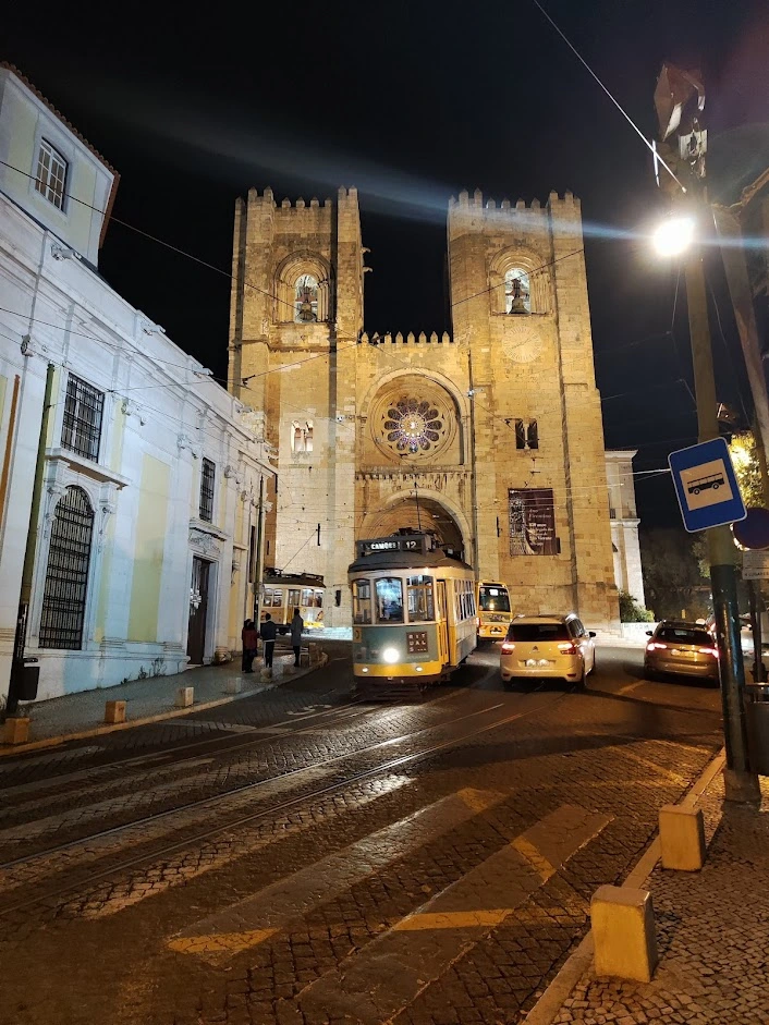 Tramvaj 28 kod lisabonske katedrale