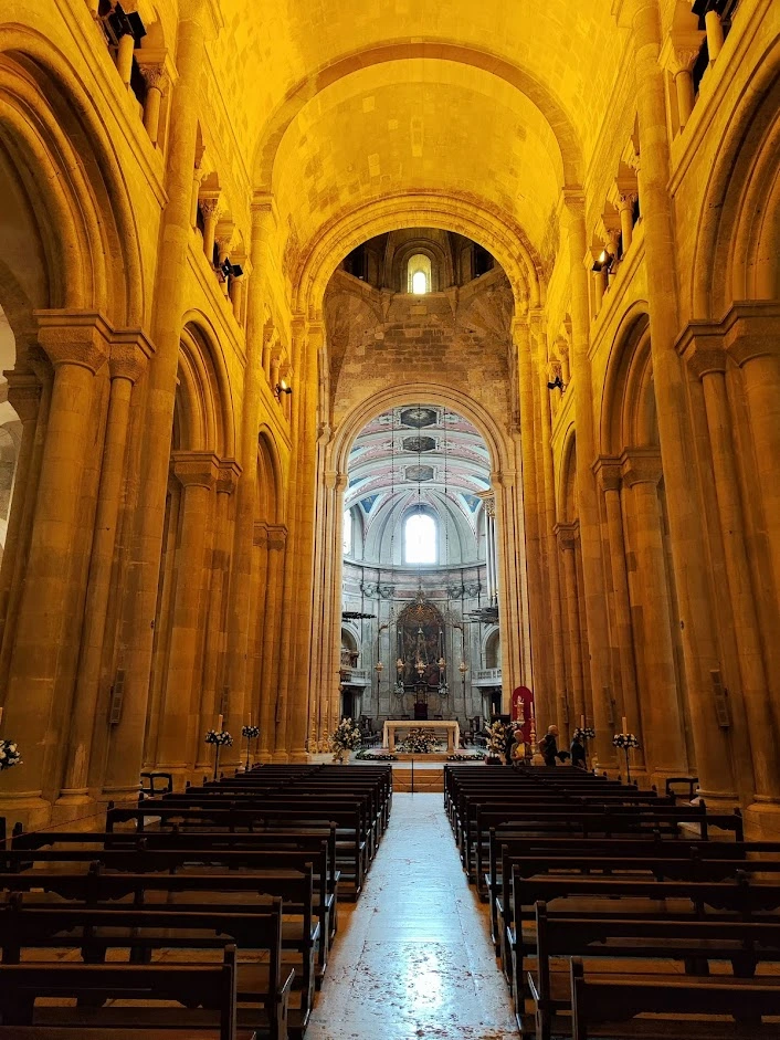Unutrašnjost katedrale u Lisabonu