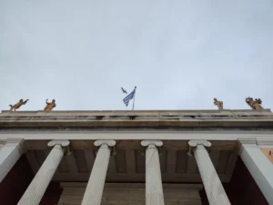 Grčka zastava na muzeju u Atini