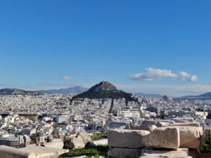 Pogled na vrdo Filopapu sa Akropolja
