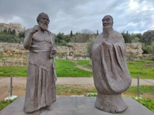 Konfučije i Sokrat u atinskoj agori